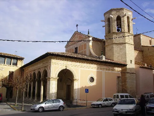 Kirche mit Turm und Fassade in San Sadurní de Noya.