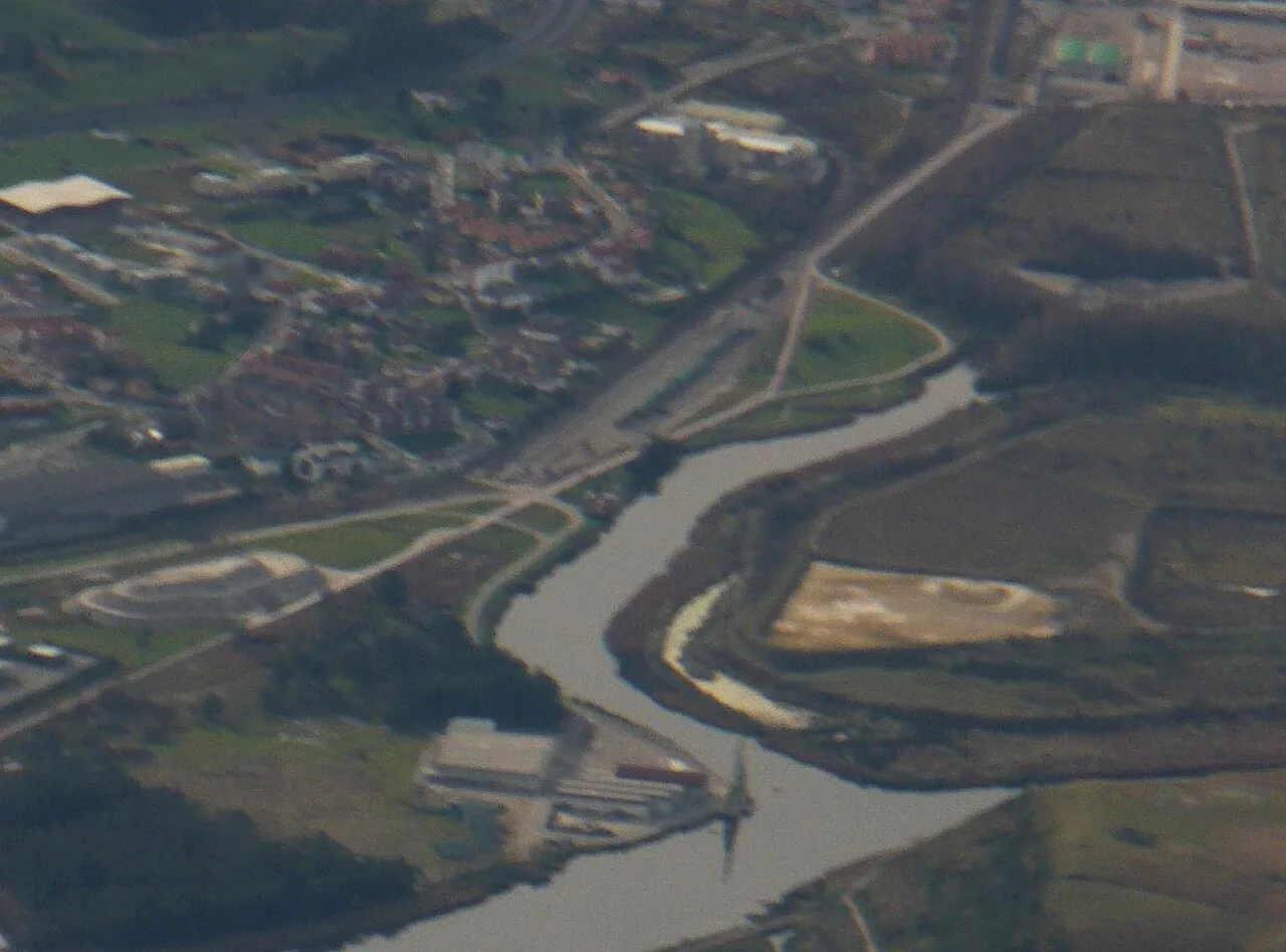 Imagen aérea de un río, puerto y viviendas en Requejada, Cantabria.