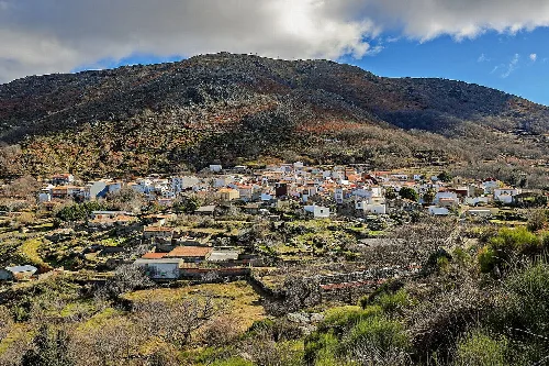 Panoramablick auf Cabezabellosa mit Häusern am Berghang.