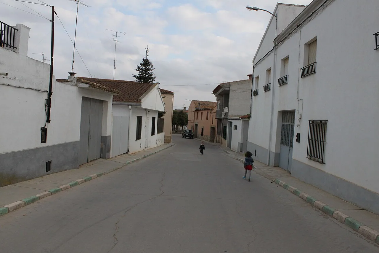 Ansicht einer Straße mit weißen Häusern und spielenden Kindern in Villalpardo.