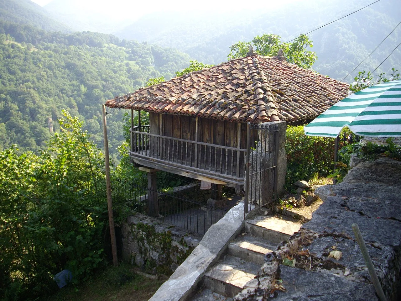Hölzerne Getreidekammer bei einem Haus in Cabranes mit Naturblick.