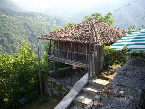 Panera de madera en una casa de Cabranes con vista a la naturaleza.