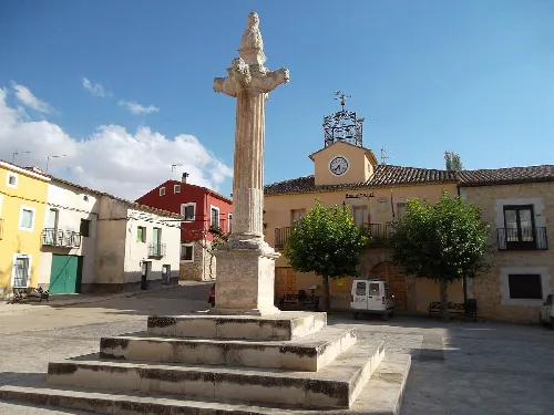 Valdeavellano - La Picota o Rollo del siglo XVI, se eleva en el centro de la plaza María Cristina.