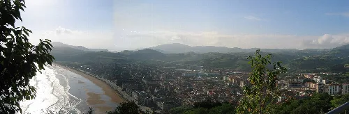 Panoramablick auf Zarautz von Santa Bárbara mit Strand und Bergen