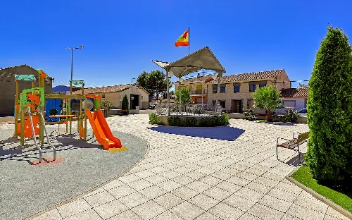 Platz mit Spielplatz, Kiosk und Gebäuden in Gurrea de Gállego