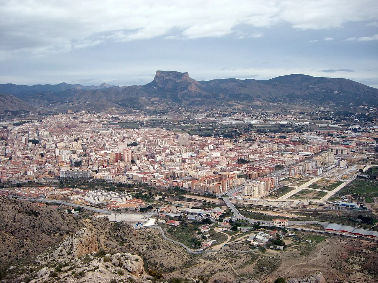 View of Elda from Mount Bolón with buildings and mountains.