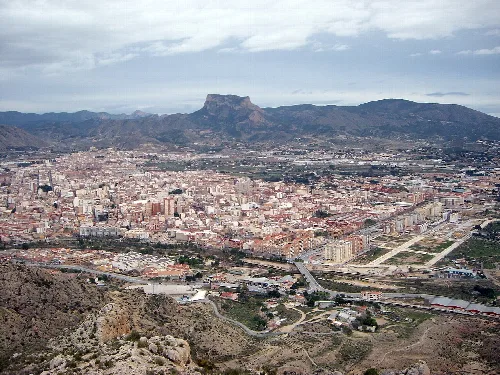 View of Elda from Mount Bolón with buildings and mountains.