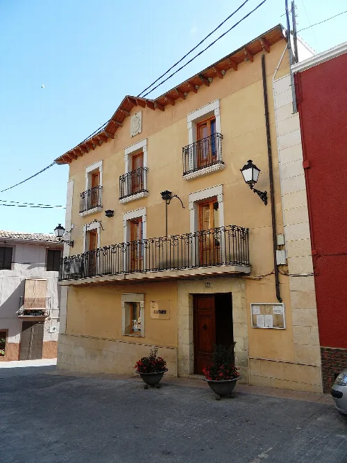 Edificio con balcones y farolas en Alfafara, Alicante.