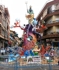 Falla colorida con figuras caricaturescas en Elda, barrio Trinquete.