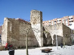 Ruinen einer alten Struktur mit Steinmauern und einem Turm in Vinaroz.