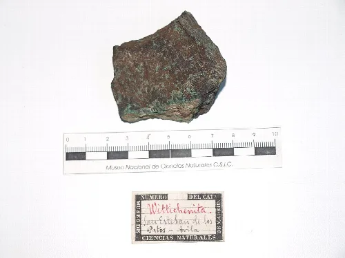 Mineralischer Felsen mit Etikett, das Wittichenita angibt.