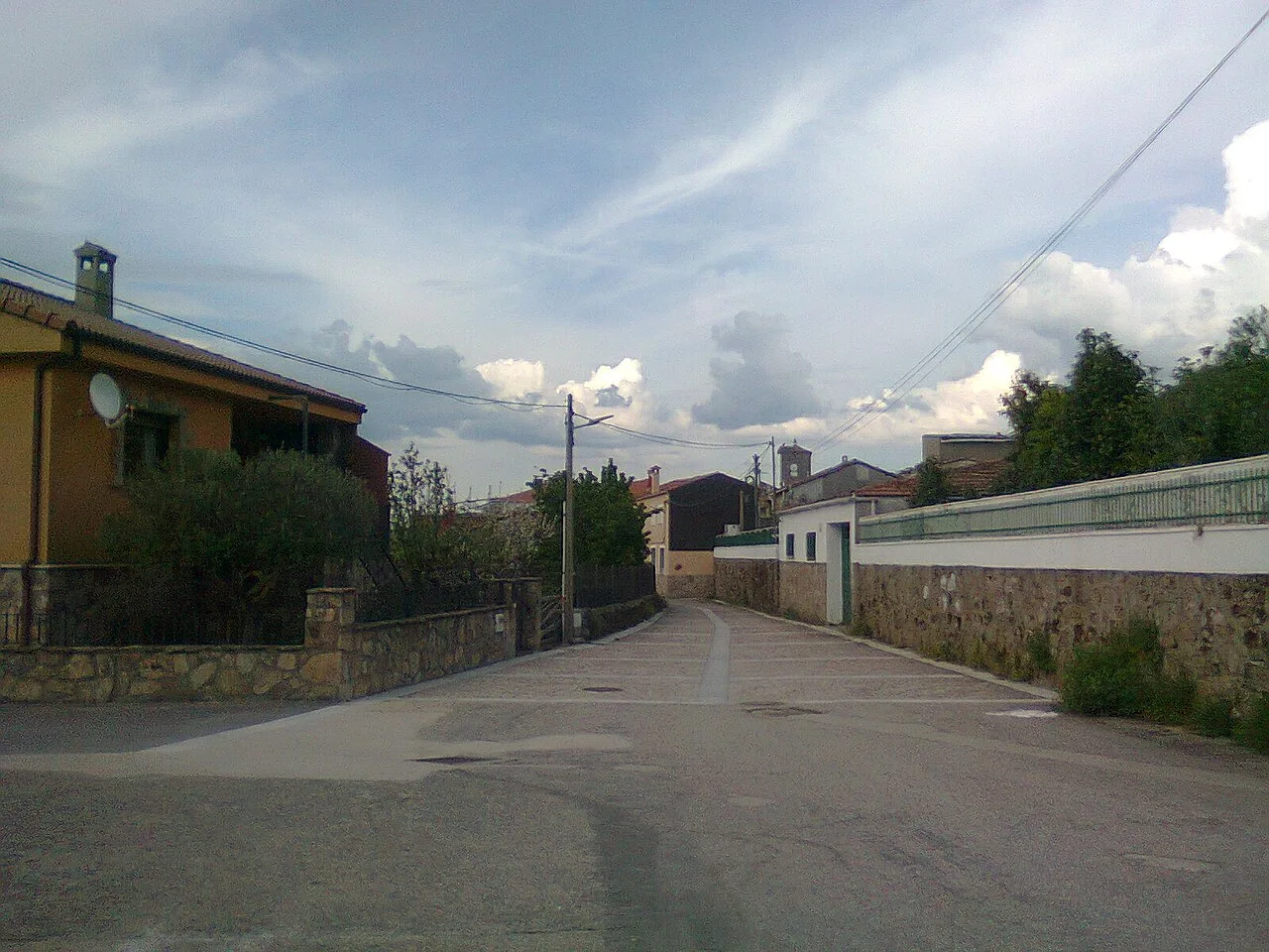 Bild einer Straße in Cantagallo mit Häusern und bewölktem Himmel.