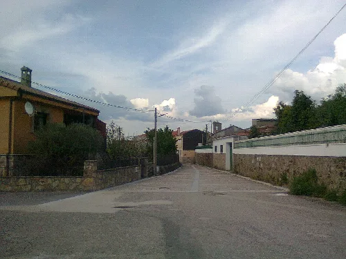 Imagen de una calle en Cantagallo con casas y cielo nublado.