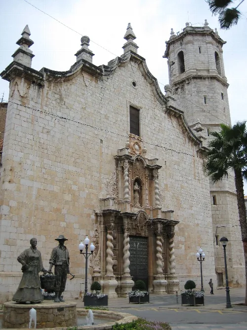 Fachada de la iglesia de Sant Bartomeu con torre y esculturas en Benicarló