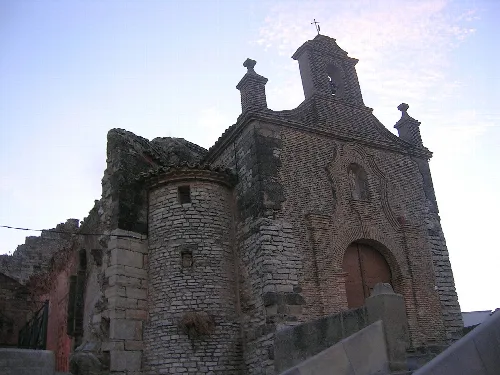 Steinkapelle mit Turm und Kreuz in Almudévar.