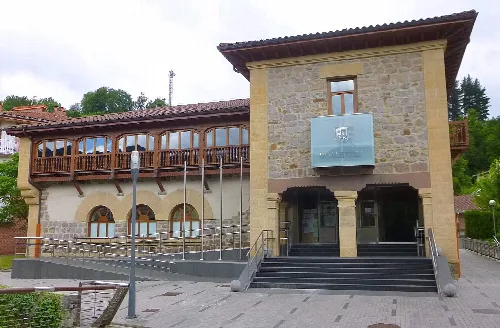 Rathaus mit Steinfassade und Holzbalkon in Idiazábal.