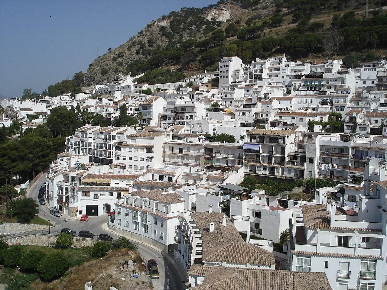 Weiße Häuser am Hang in Mijas, Málaga.
