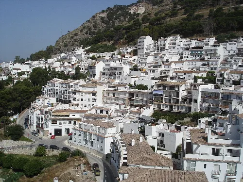 Weiße Häuser am Hang in Mijas, Málaga.