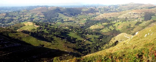 Paisaje de montañas y campos verdes en Riotuerto desde La Linde.