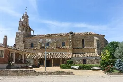 Iglesia de Santa María con torre y estructura de piedra en Valverde de Campos.