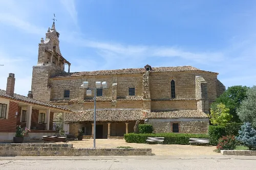 Iglesia de Santa María con torre y estructura de piedra en Valverde de Campos.