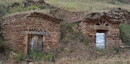 Las antiguas bodegas bajo tierra de Pomer, en Zaragoza (España), son unos de los edificios de mayor interés etnológico de la comarca. Almacenaban el vino que iba a ser consumido durante el año y lo conservaban a una temperatura constante.