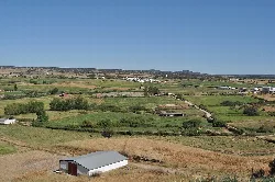 Paisaje con campos y un pueblo al fondo, vista desde Galisteo.