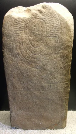 Granitstele mit alten Gravuren, gefunden in Jerez de los Caballeros.
