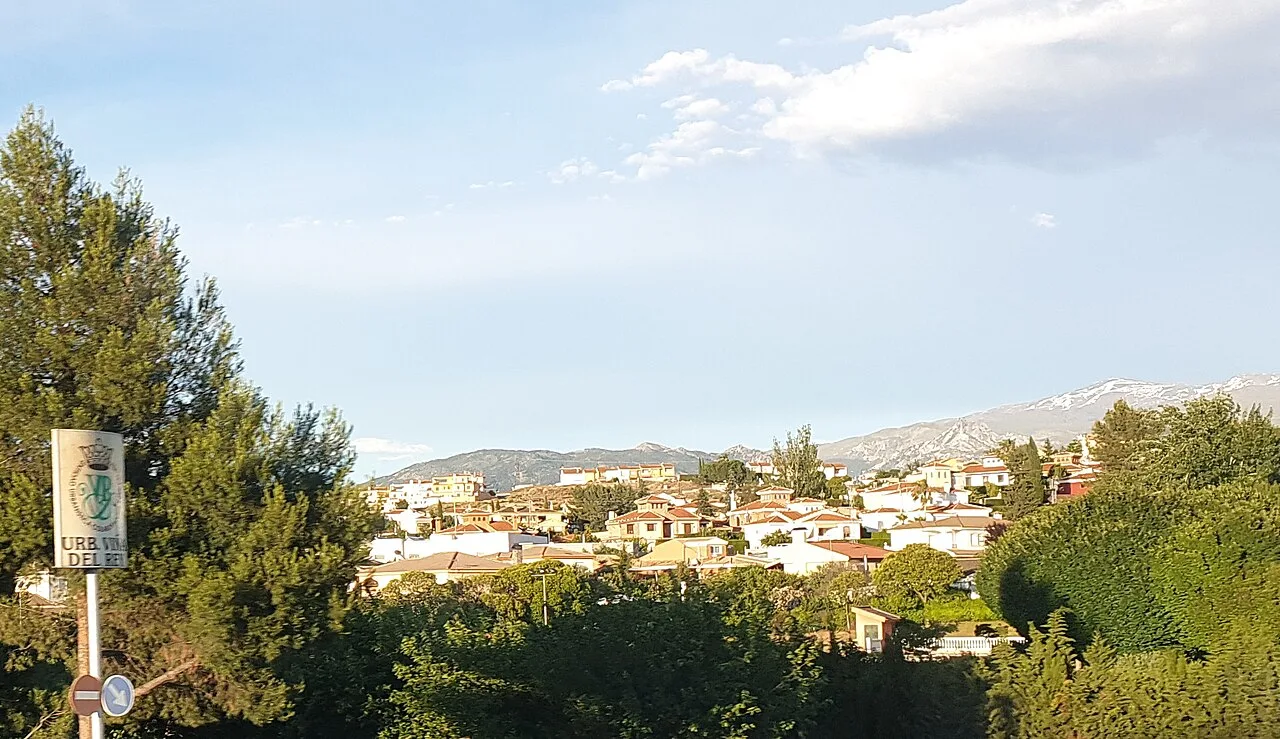 Städtische Landschaft mit Häusern und Bäumen, Blick von der A-44 in Villa de Otura.