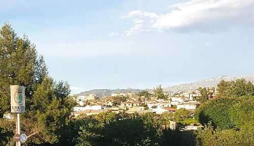 Städtische Landschaft mit Häusern und Bäumen, Blick von der A-44 in Villa de Otura.