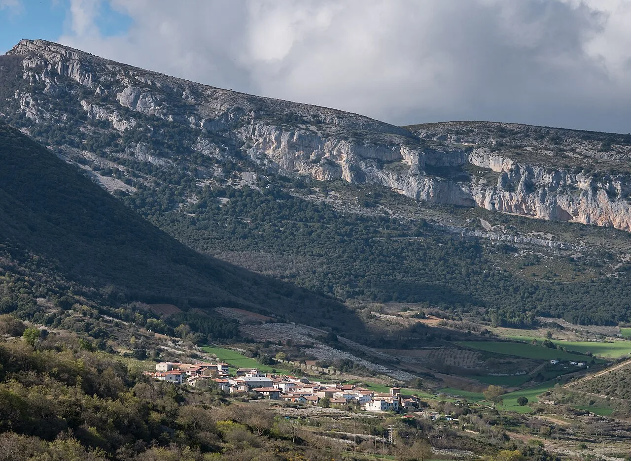 Bidaurreta, as seen from Belascoáin. In the back, the Sarbil mountain range and the summit of Alto de Etxauri. Navarre, Spain