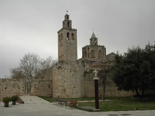 Kloster mit Turm und Kirche an einem bewölkten Tag.