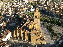 Guadix-Dom aus der Luft, mit umliegenden Straßen und Gebäuden.