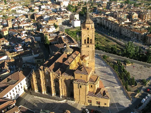 Guadix-Dom aus der Luft, mit umliegenden Straßen und Gebäuden.