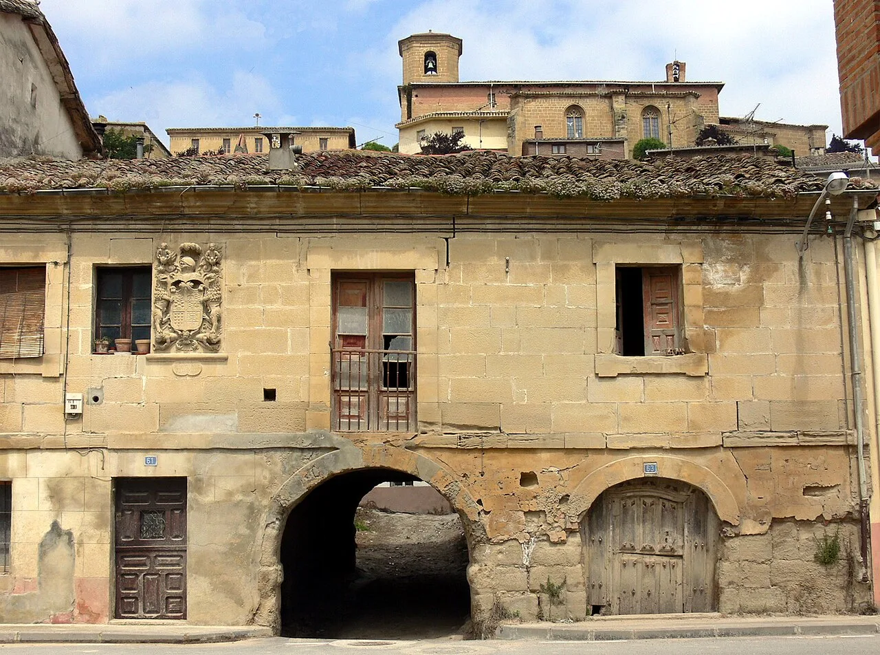 Edificio de piedra con arco y escudo en Treviana, La Rioja.