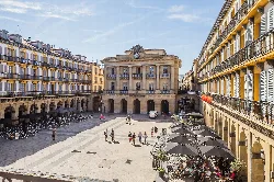 Plaza Constitución con edificios y terrazas en San Sebastián.