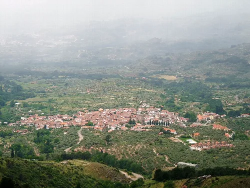 Luftaufnahme eines Dorfes umgeben von Vegetation und Feldern in Ávila.