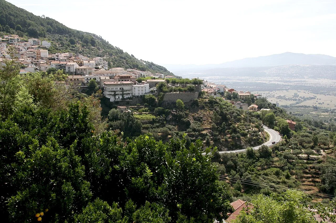 Häuser am Hang und Tal in Pedro Bernardo, Ávila.
