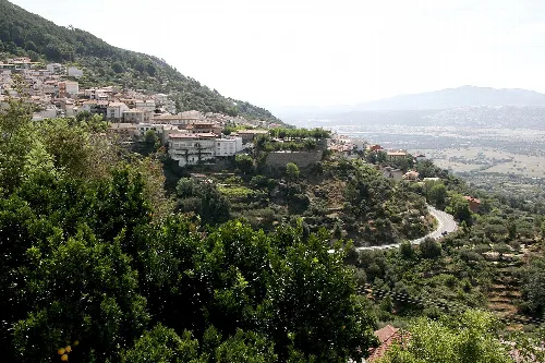 Häuser am Hang und Tal in Pedro Bernardo, Ávila.