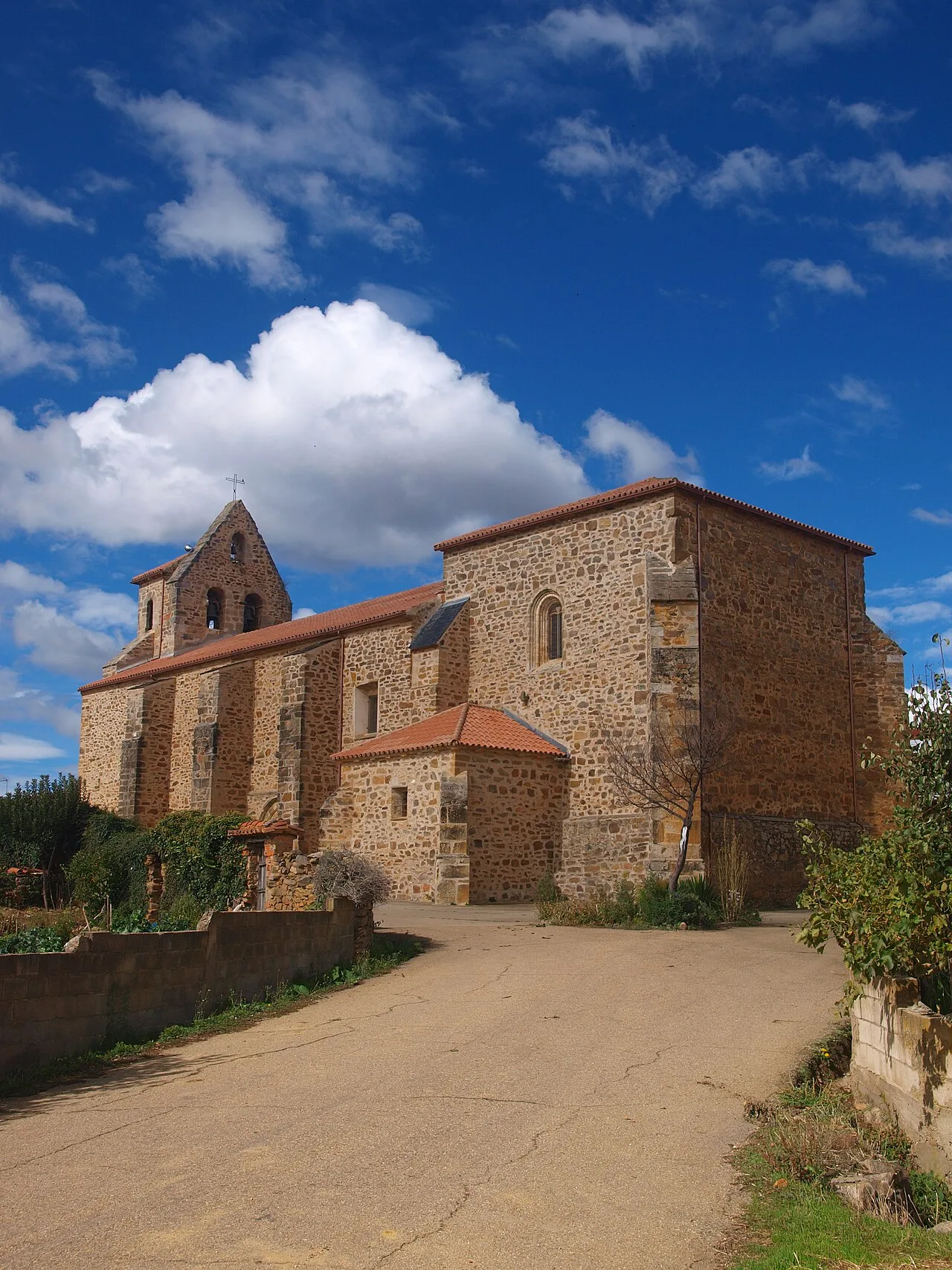 Steinkirche mit rotem Ziegeldach in Ayoó de Vidriales.
