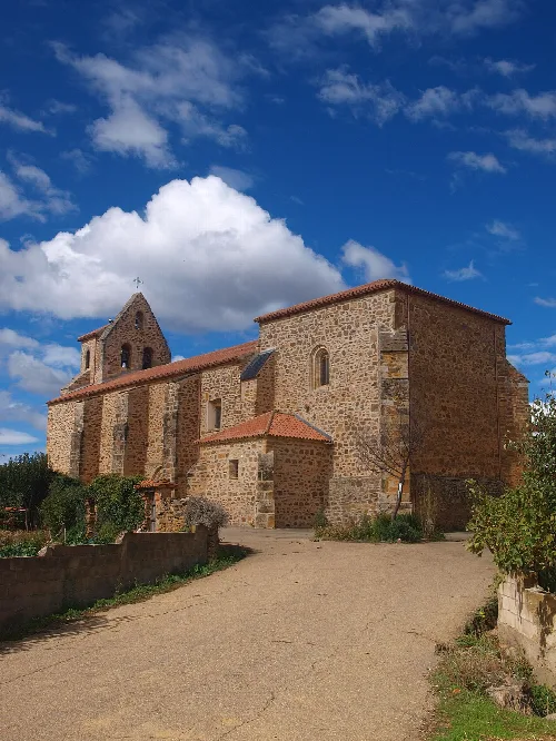 Steinkirche mit rotem Ziegeldach in Ayoó de Vidriales.