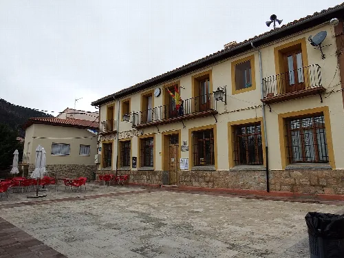 Ayuntamiento de Calomarde y plaza mayor