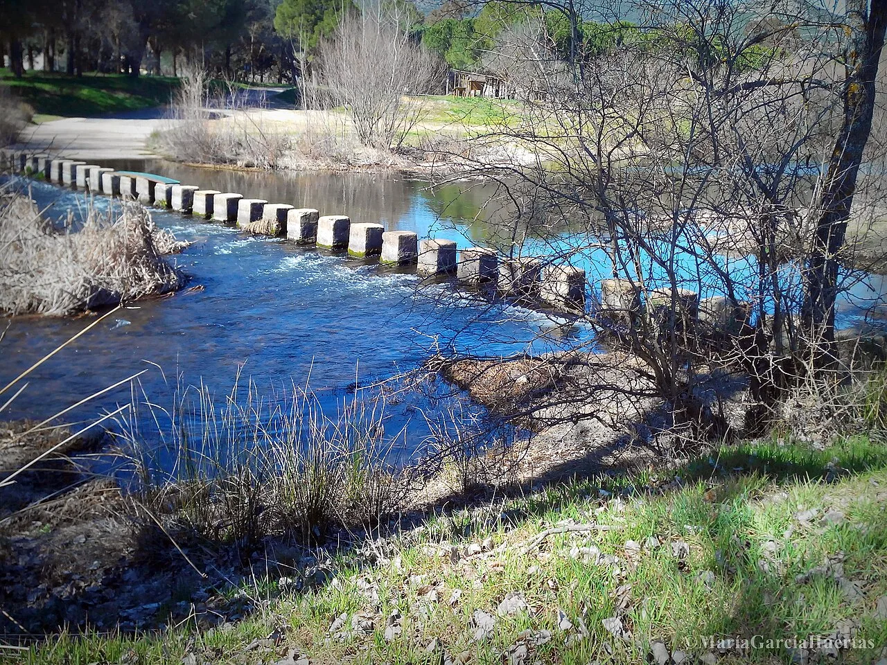 Piedras pasaderas sobre el río Guadiana, en el municipio de Luciana, Ciudad Real, España.