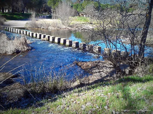Piedras pasaderas sobre el río Guadiana, en el municipio de Luciana, Ciudad Real, España.