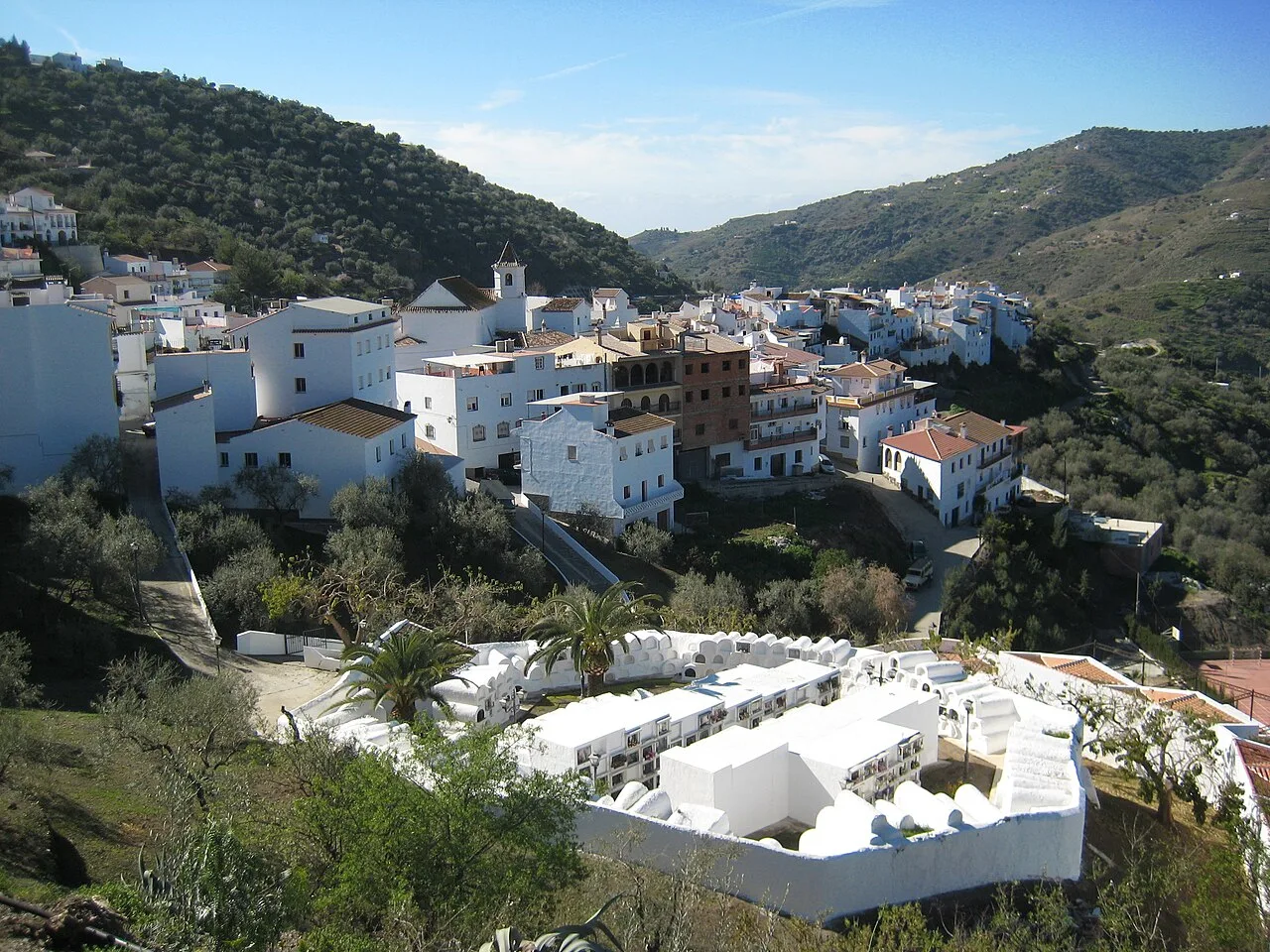 Landscape of Sayalonga with white houses and mountains in the background.