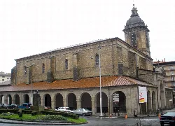 Kirche Santa María de la Asunción in Zumárraga mit Turm und Steinfassade.