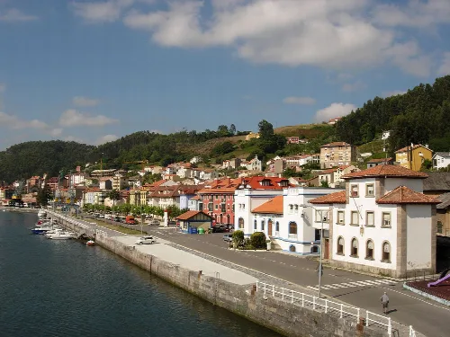 Puerto con barcos y casas coloridas en Muros de Nalón, Asturias.