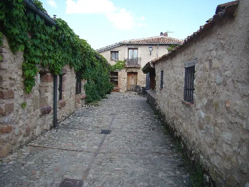 Cabañas de Polendos es un municipio de Segovia en España.  Urbanismo.