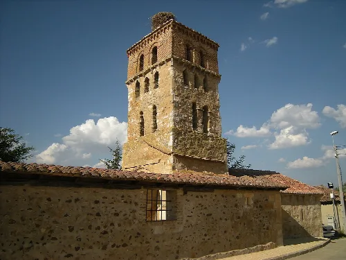 En su origen, la iglesia construida en el siglo XII tenía planta de nave única y ábside rectangular.
En diversas modificaciones se amplió la nave y se construyó la torre, dejando la cabecera rómanica como sacristía.
La última consolidación fue realizada entre los años 1994 y 1998, debido a su avanzado estado de abandono.