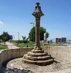 Stein-Picota in Moraleja mit kreisförmiger Basis und verzierter Säule.